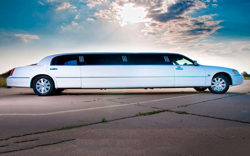Аренда Лимузина Lincoln Town Car в Риге Аренда Лимузина Lincoln Town Car в Риге