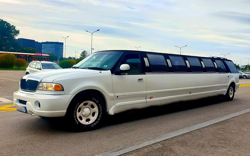 Аренда Лимузина Lincoln Navigator в Риге Аренда Лимузина Lincoln Navigator в Риге